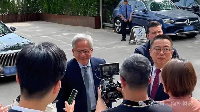 xm外汇平台登录摆脱遥控器 机器人自主踢足球赛